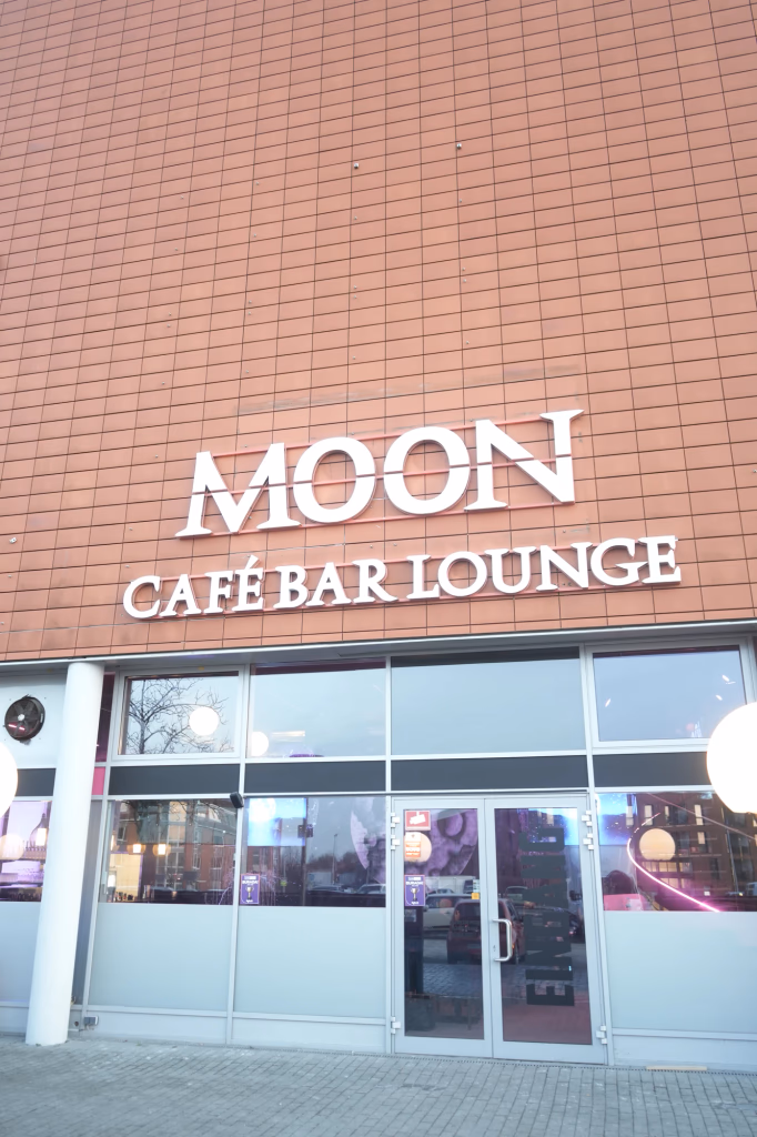 Moon Cafe Bar Lounge Hannover Garbsen Ambiente Aussenansicht und Innenansicht Beste Bar in Garbsen und Hannover
